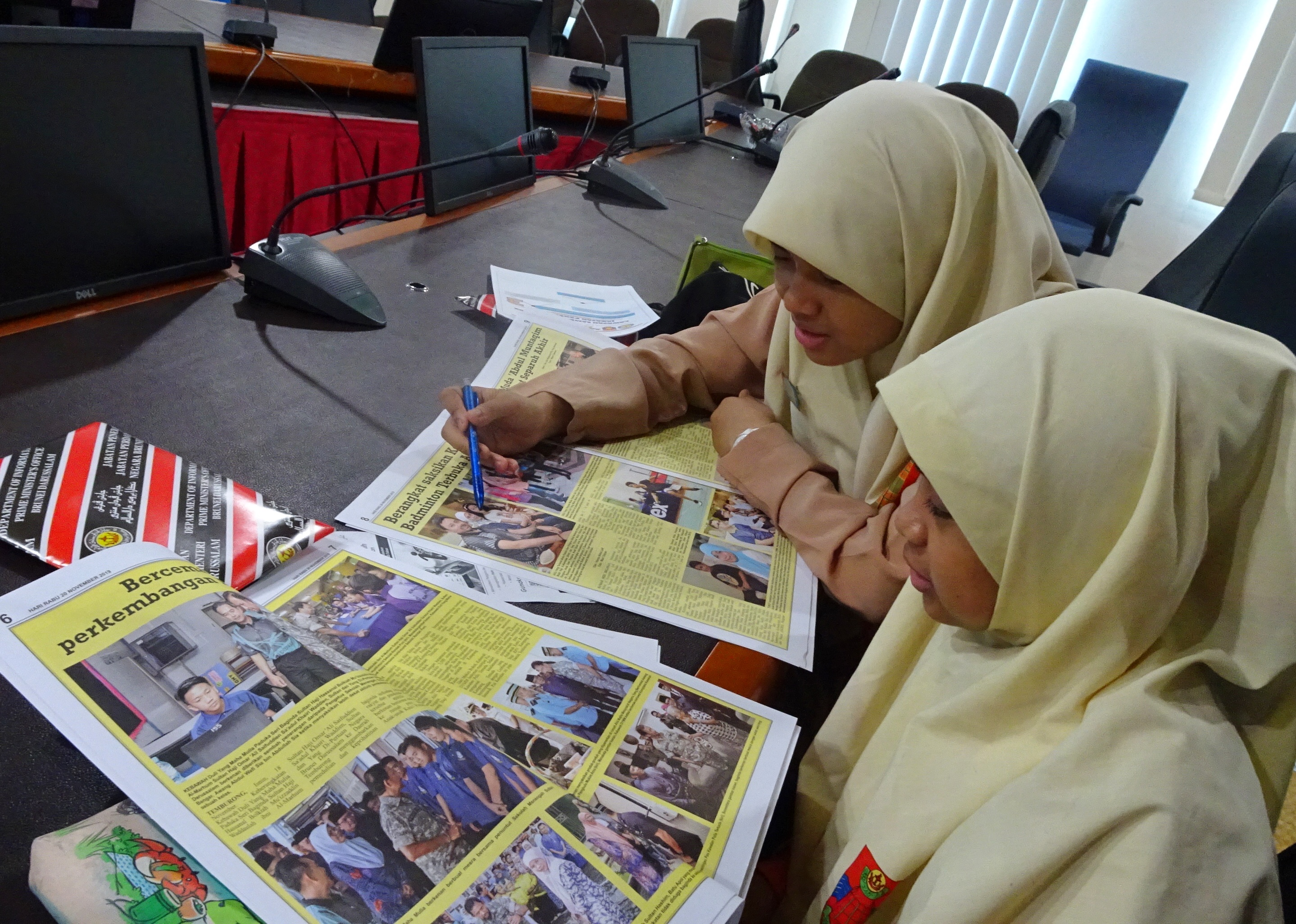 Peserta lawatan membaca Pelita Brunei.jpeg