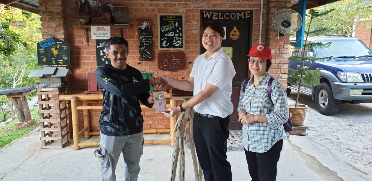 ROMBONGAN IOEP LAWATAN KE PENGELUAR MADU LEBAH.jpg