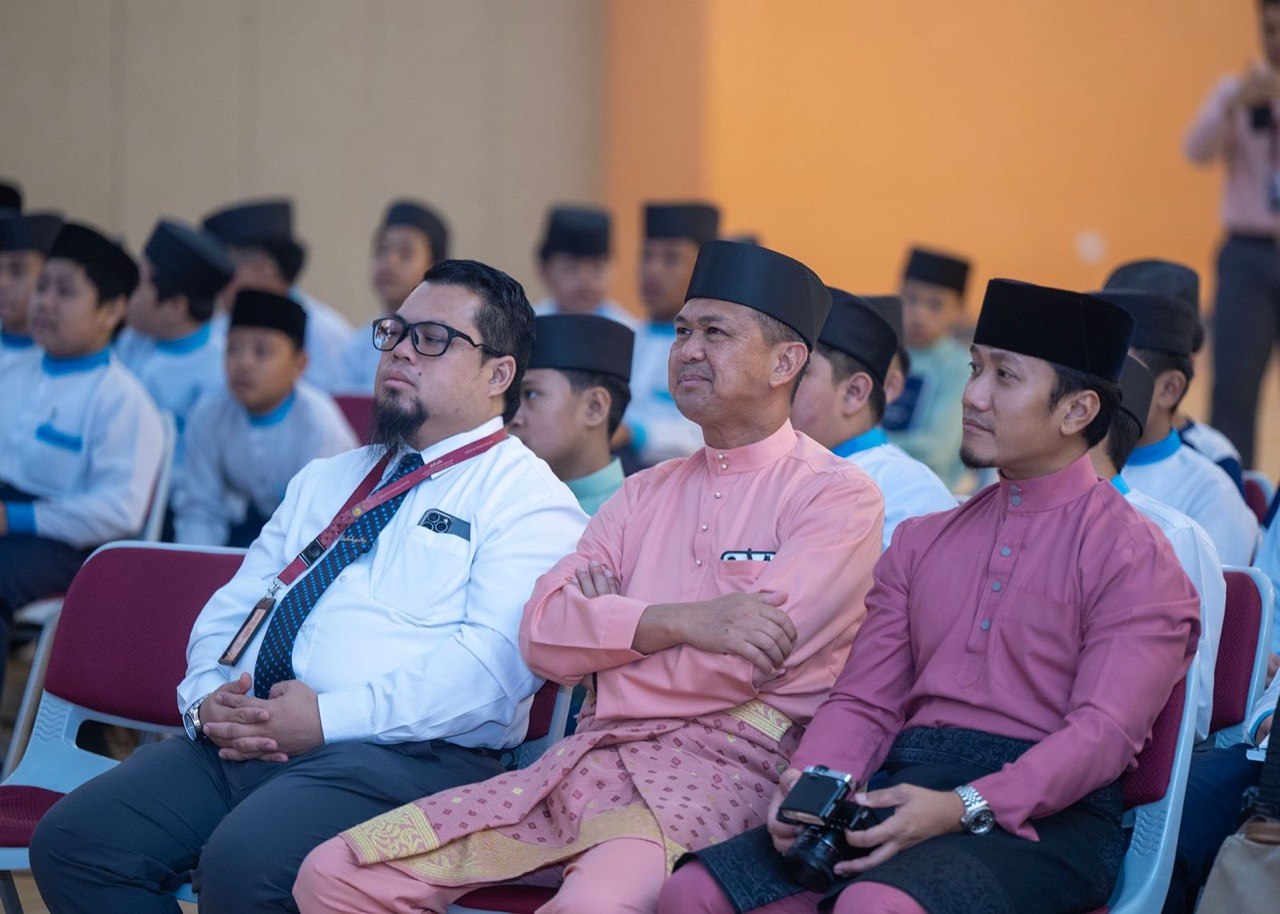 Guru Kanan serta Tenaga Pengajar.jpg