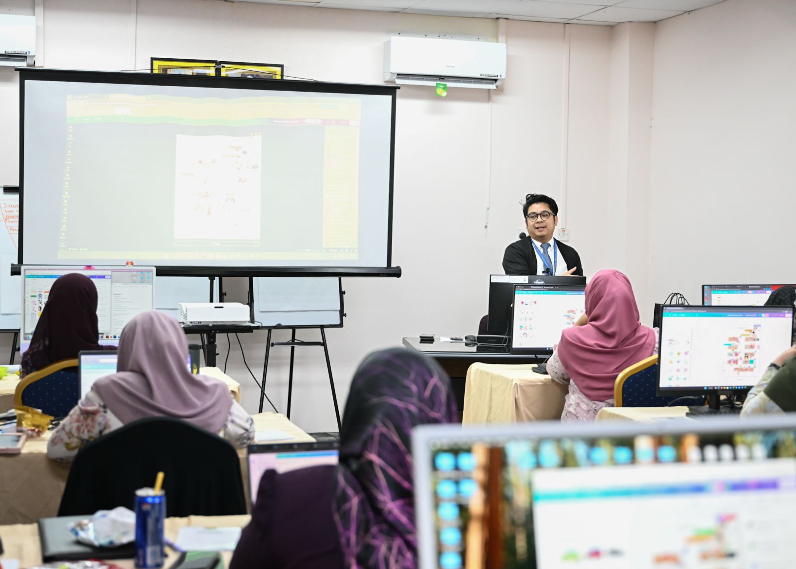 Kursus Singkat Aplikasi Canva (2).jpg