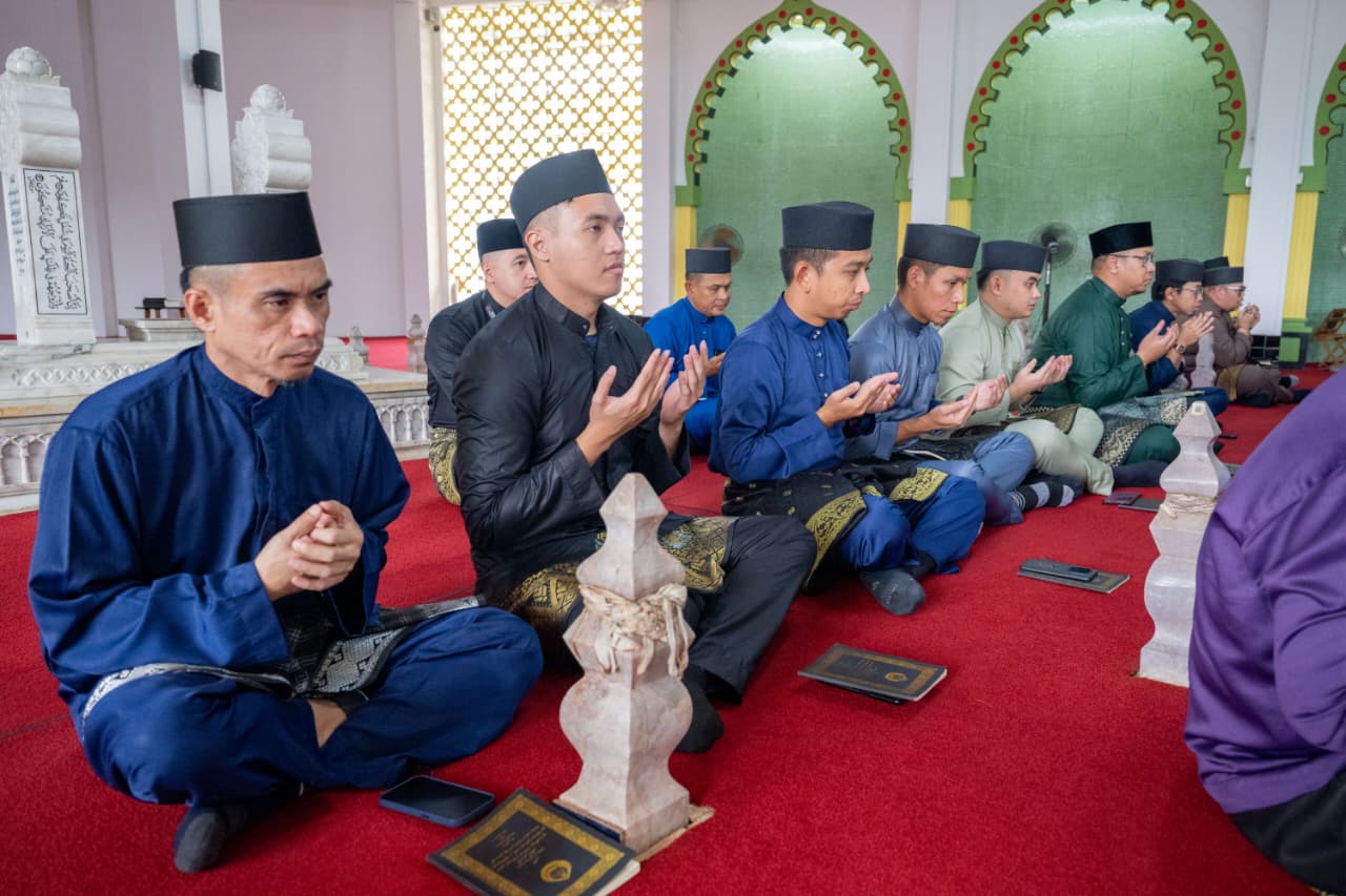 Membaca Yassin dan Tahlil Makam Diraja (4).jpeg