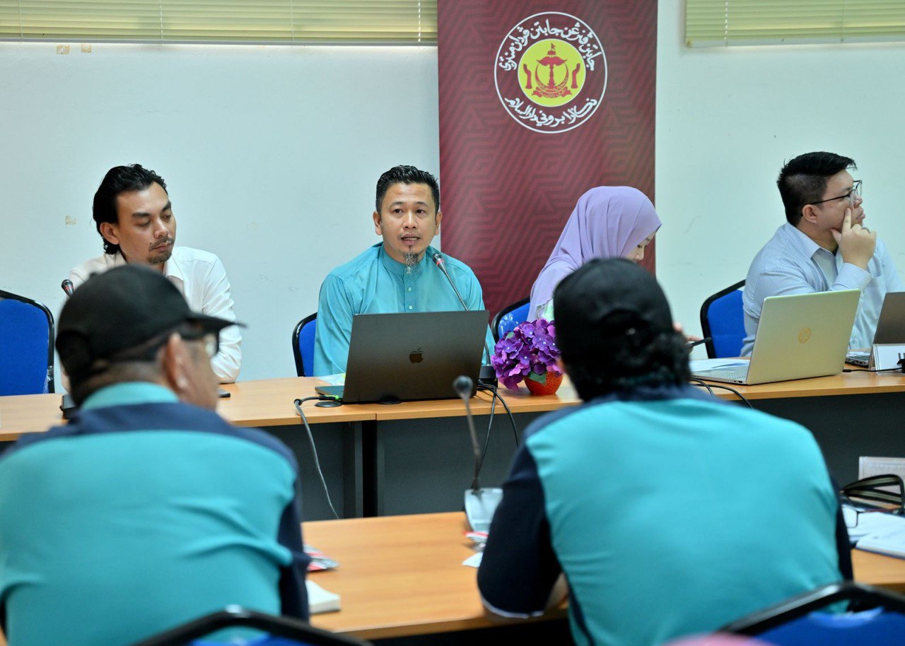 PC bagi Kampung Jerudong B (4).jpg