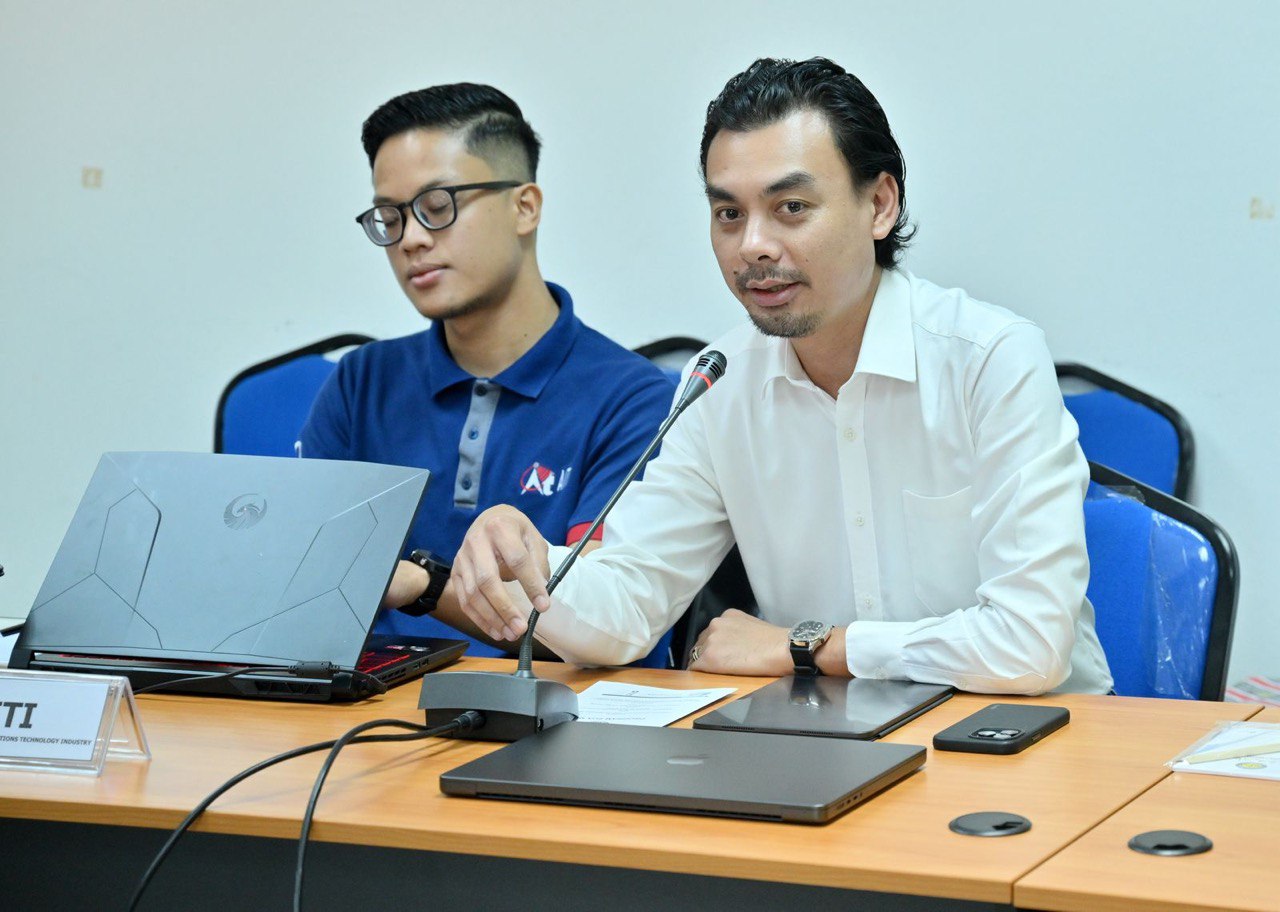 PC bagi Kampung Jerudong B (7).jpg
