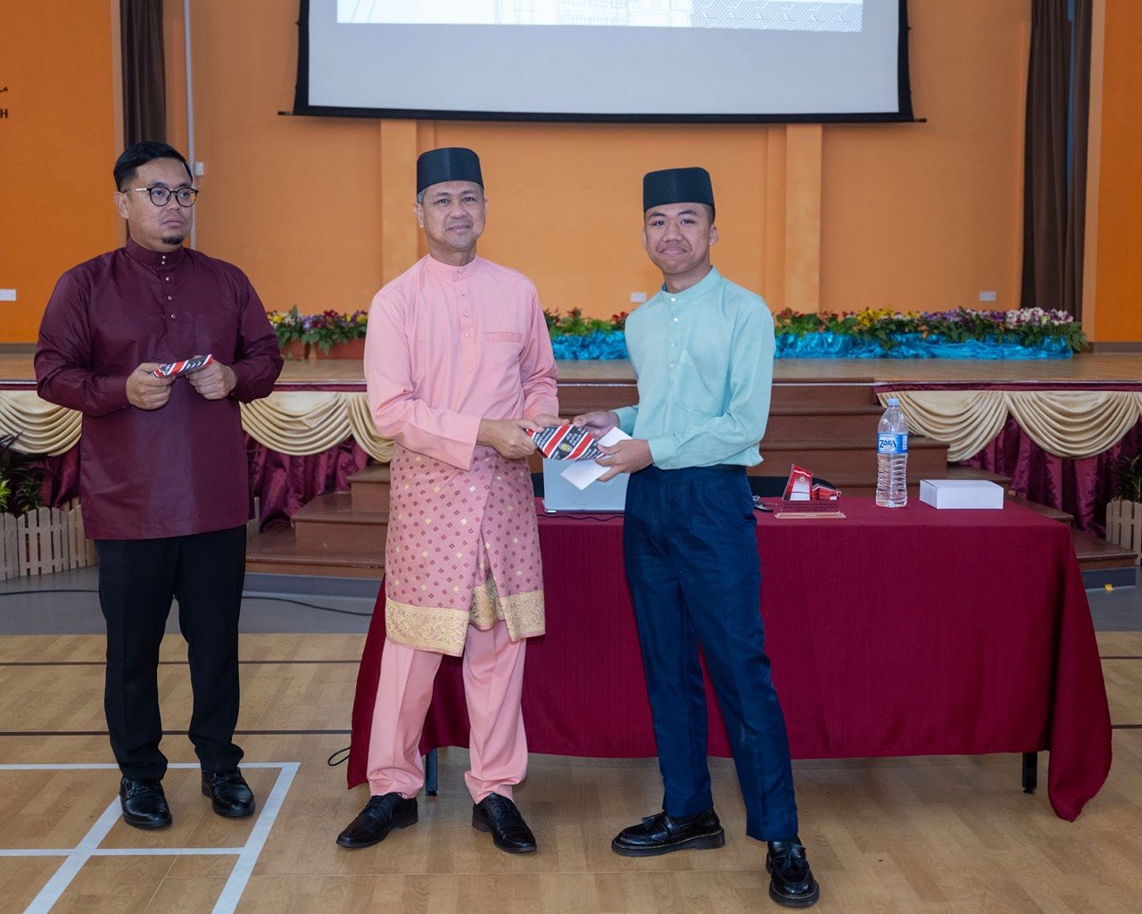 Para pemenang kuiz menerima hadiah sumbangan Jabatan .jpg