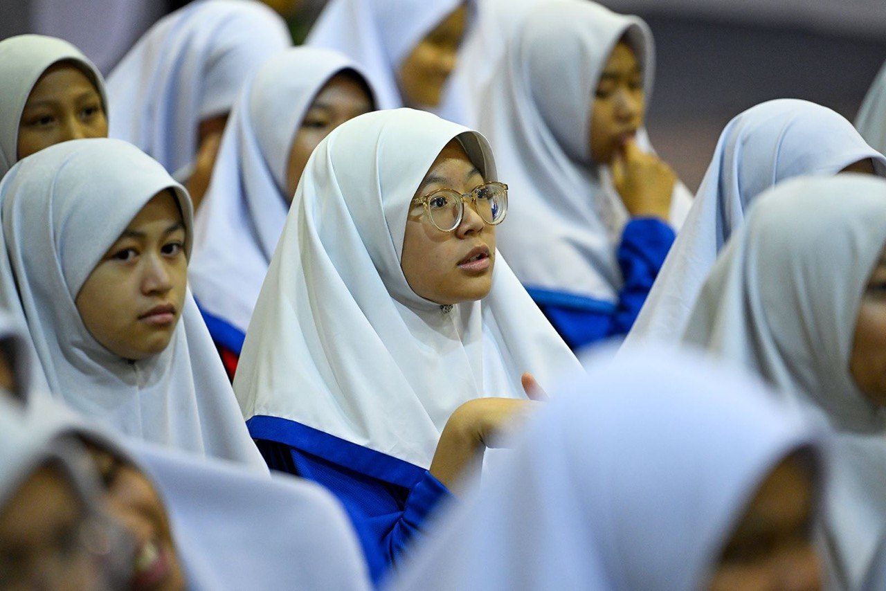 Pelajar mendengarkan taklimat Jerayawara Kenali ASEAN.jpg