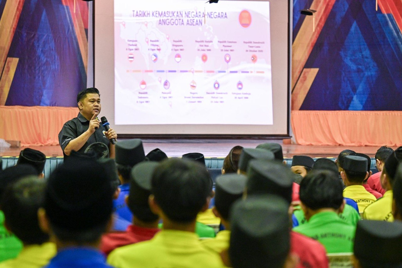 Penyampai taklimat Yang Mulia Awang Eddy Iswandy bin Haji Ismail, Ketua Meja Hal Ehwal Antarabangsa, Unit Perhubungan Korporat 1.jpg