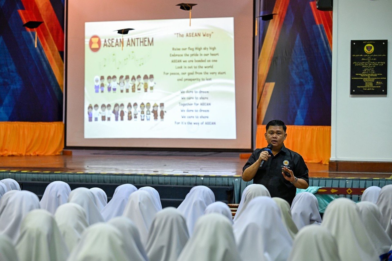 Penyampai taklimat Yang Mulia Awang Eddy Iswandy bin Haji Ismail, Ketua Meja Hal Ehwal Antarabangsa, Unit Perhubungan Korporat.jpg