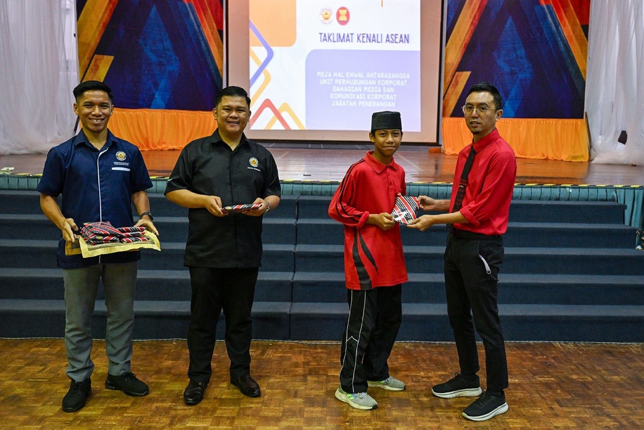 Penyampaian hadiah kuiz Jerayawara Kenali ASEAN 1.jpg