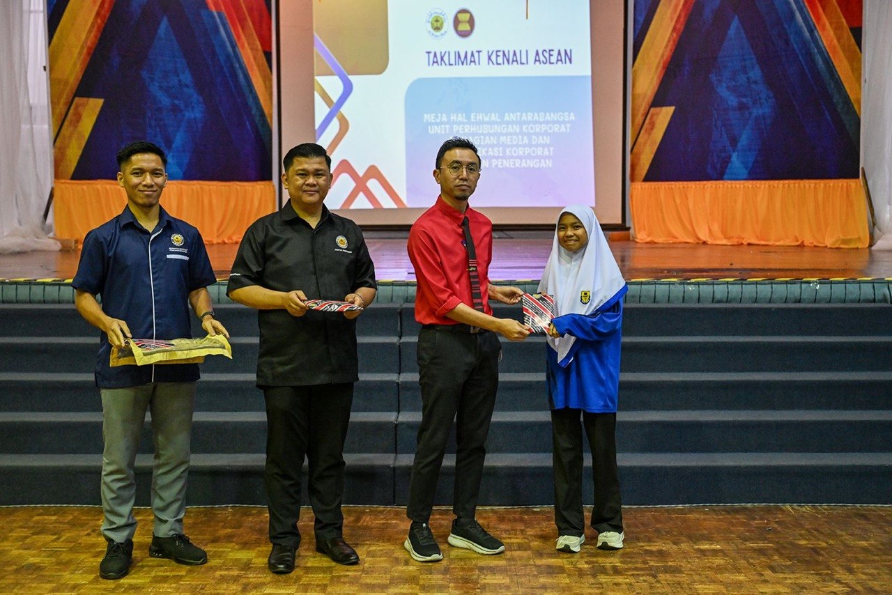Penyampaian hadiah kuiz Jerayawara Kenali ASEAN.jpg
