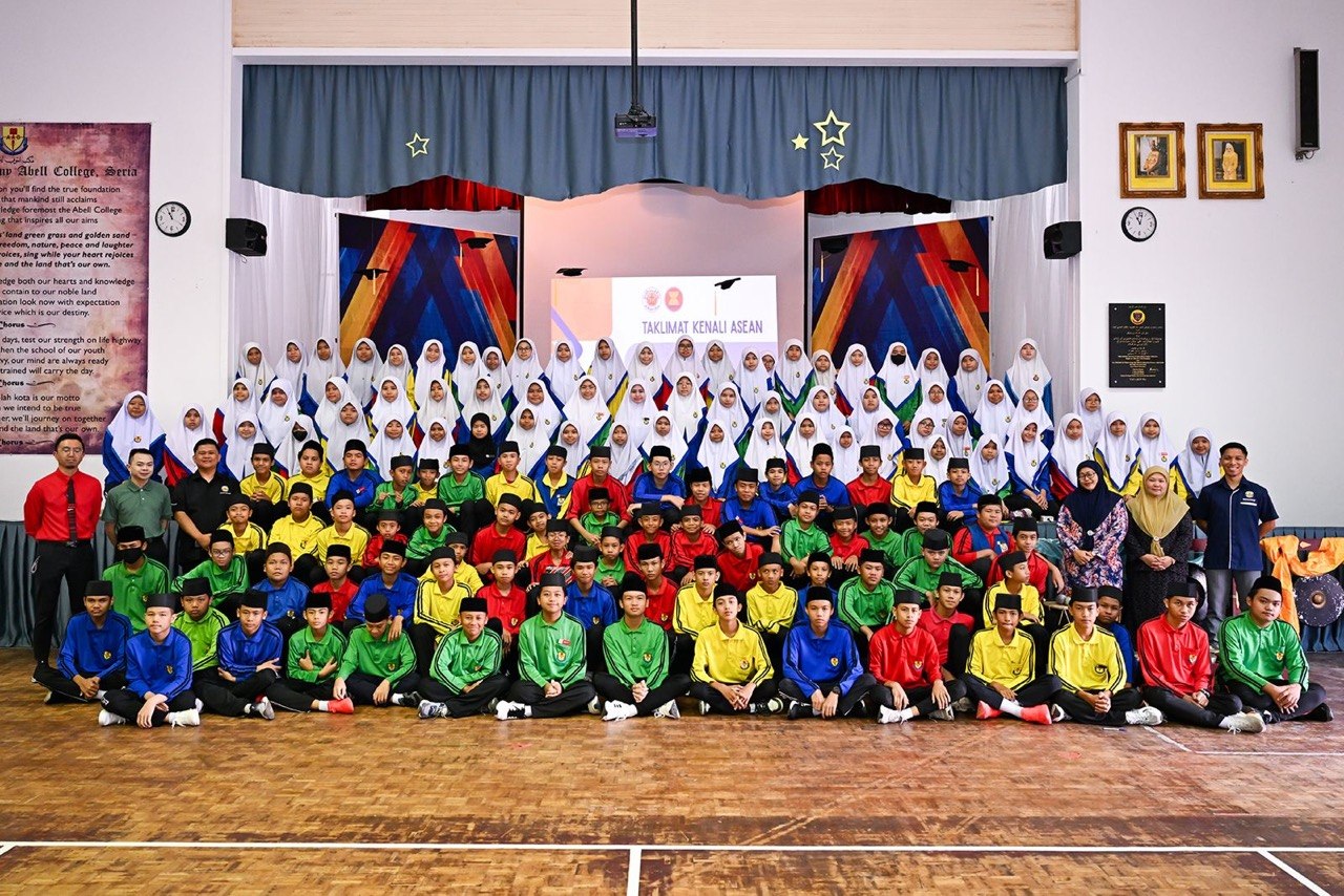 Sesi bergambar ramai.jpg